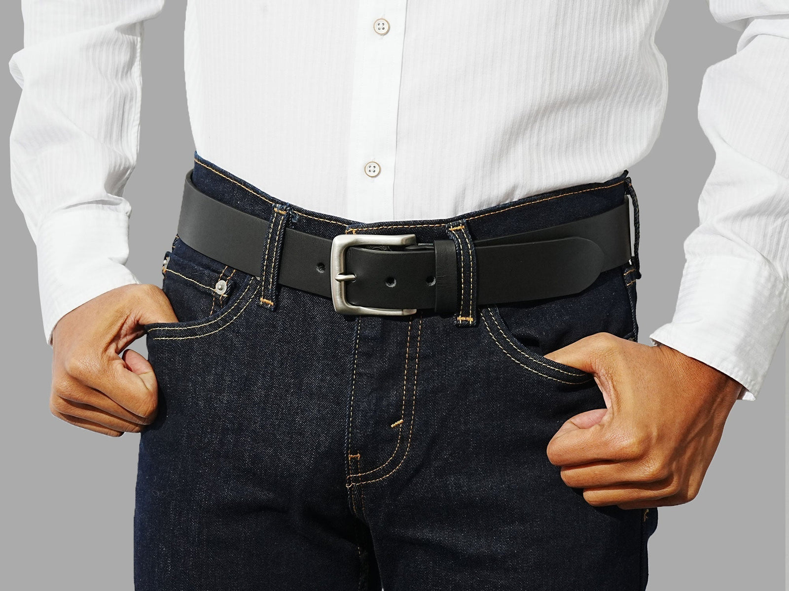 A full grain leather belt built for long wear, strong structure and a natural patina over time.