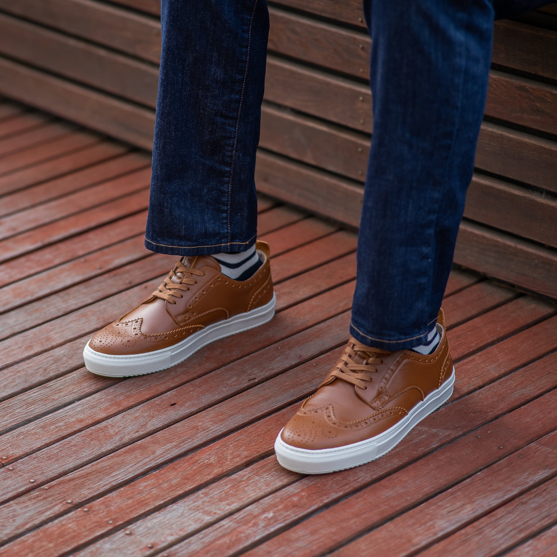 Regular taper jeans and t-shirts paired the full brogue leather sneakers in cognac for weekend adventure.