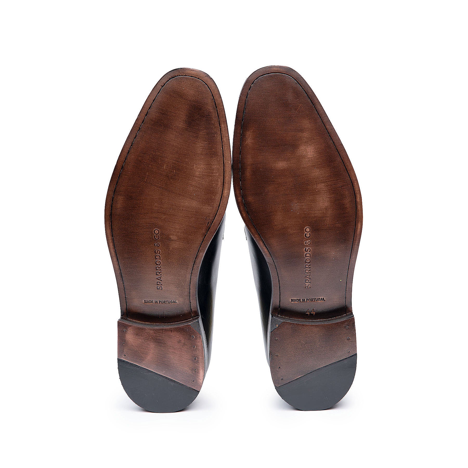 Oxford wholecut shoes crafted using single leather sole