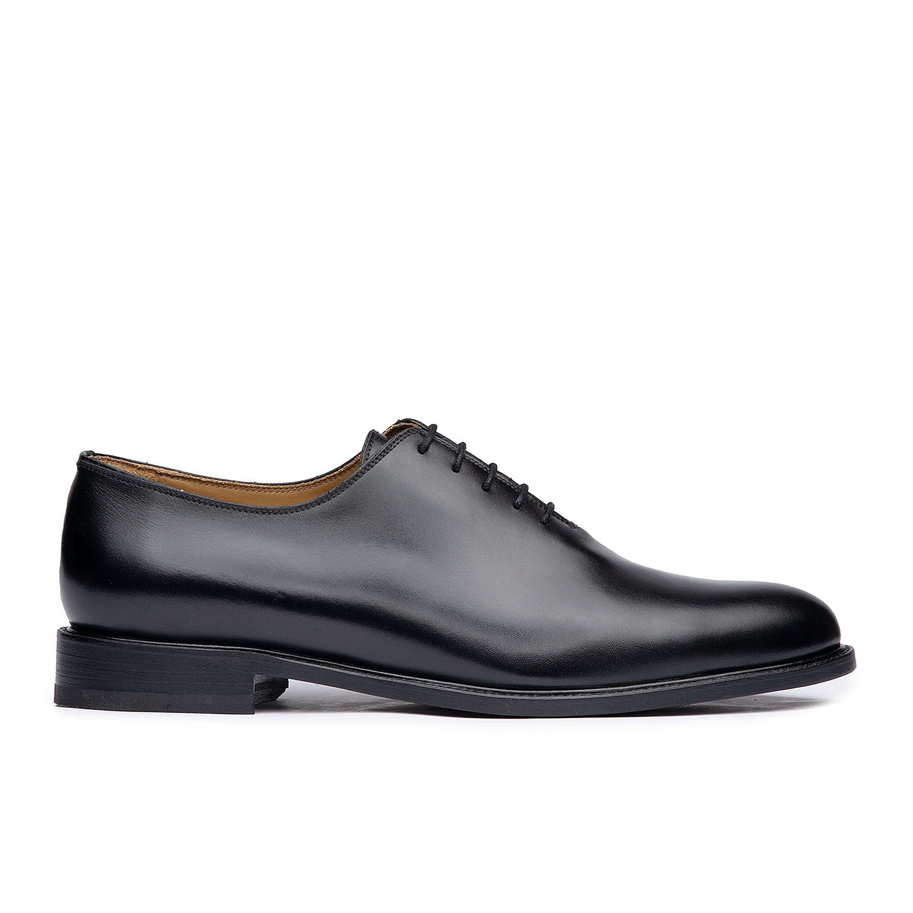 Oxford wholecut shoes in black leather, handcrafted from a single piece of natural full grain calfskin.