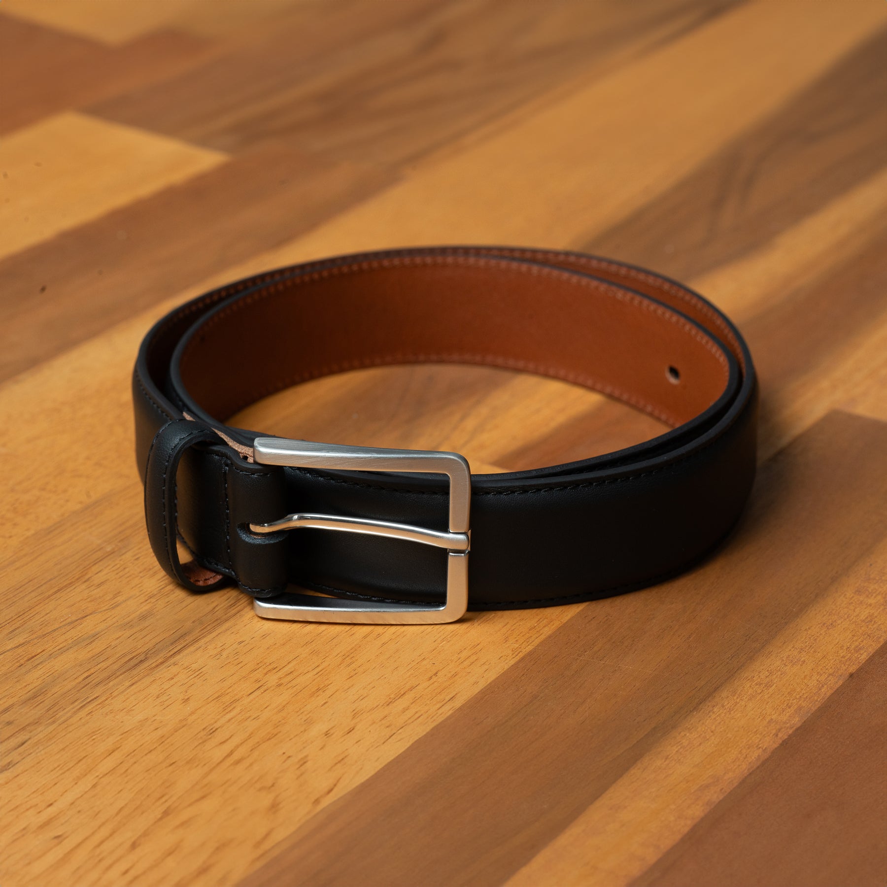 Black belt in full grain leather. A men’s classic for office, weddings, and dress outfits.