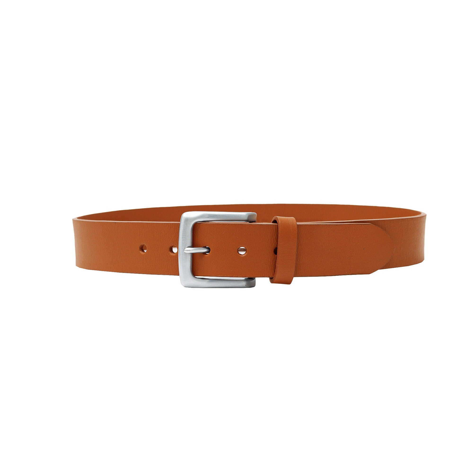 Classic men’s tan belt for jeans and chinos. Durable calfskin leather with sleek buckle.