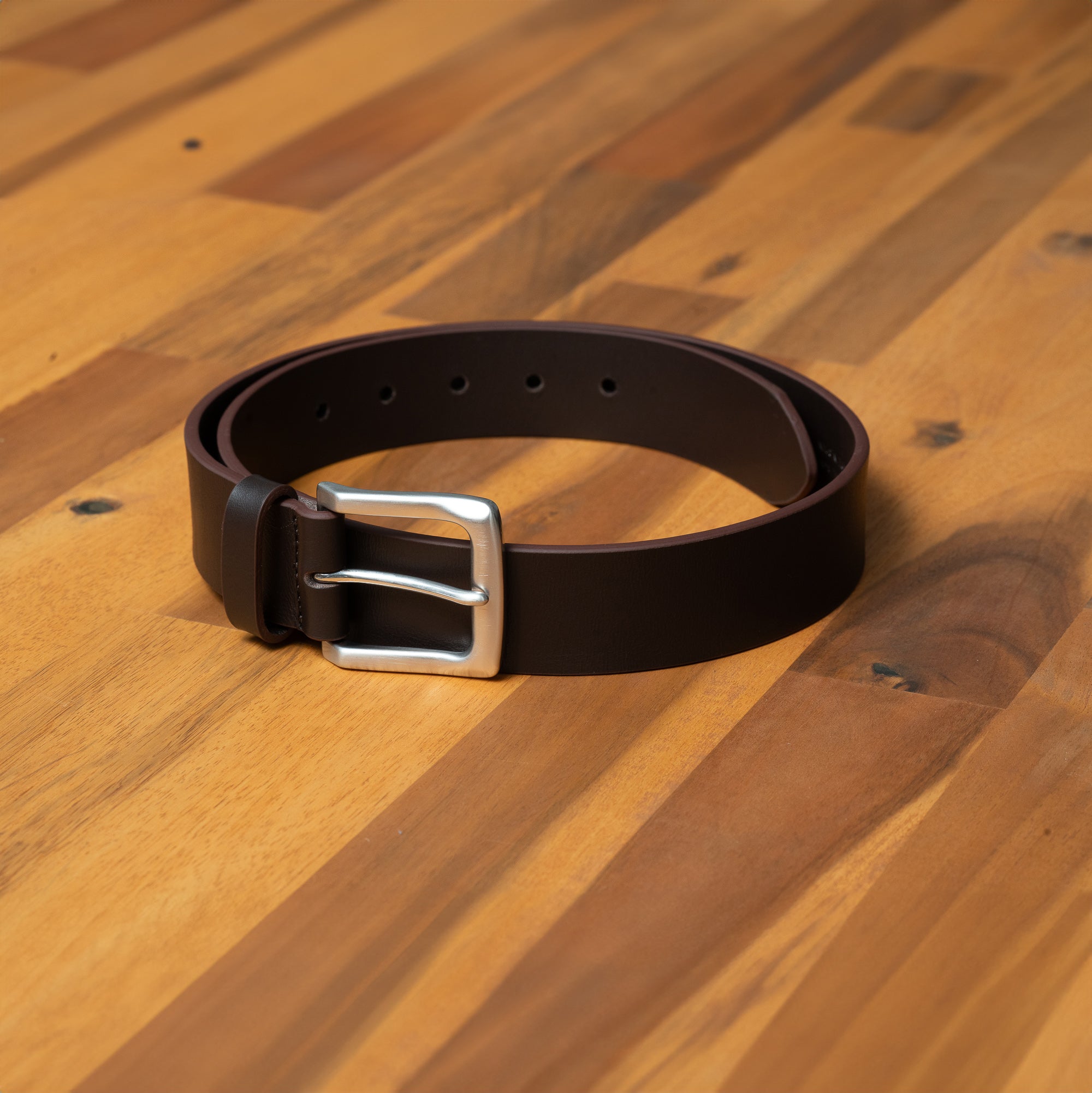 Men’s brown casual belt with a polished buckle. Ideal with jeans or slim trousers.