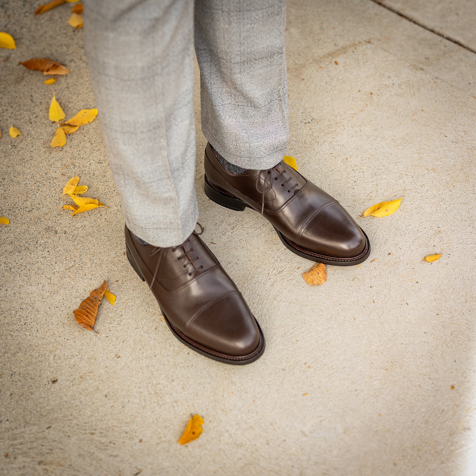 Mens brown oxford shoes is popular mens suit shoes to wear with shirt, dress pants, and a blazer