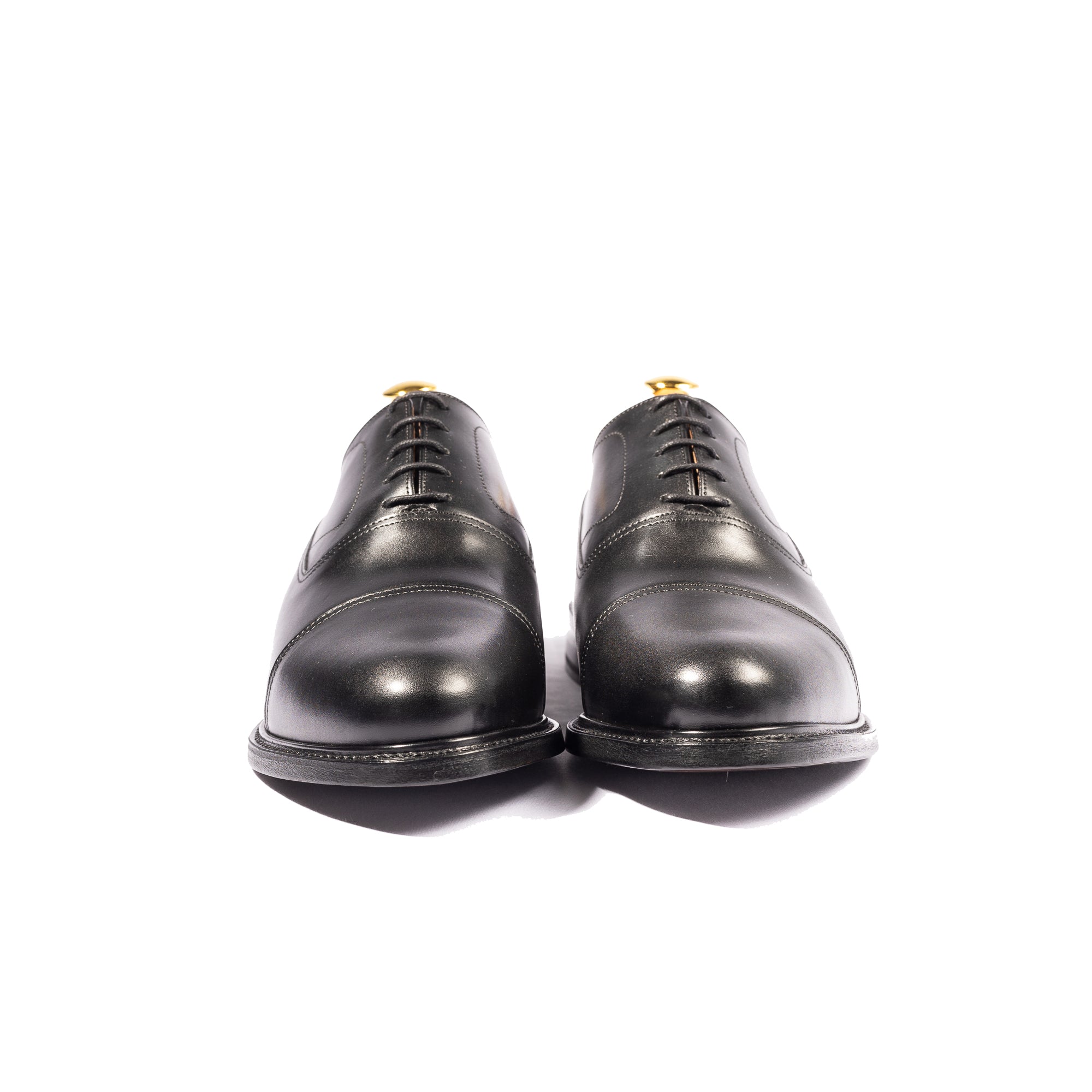 Leather oxford shoes with cap toe crafted using goodyear welted construction