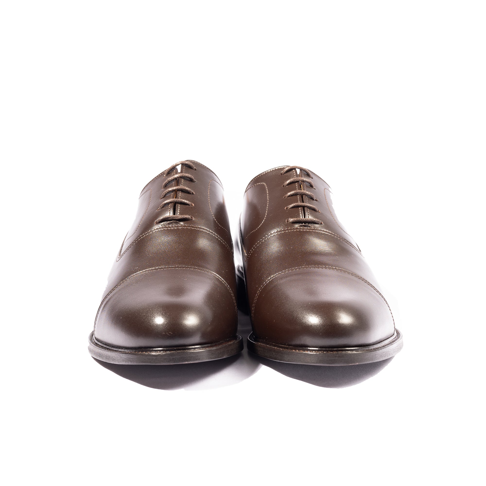 Mens brown oxford shoes are closed laced with cap toe suitable for weddings and official events