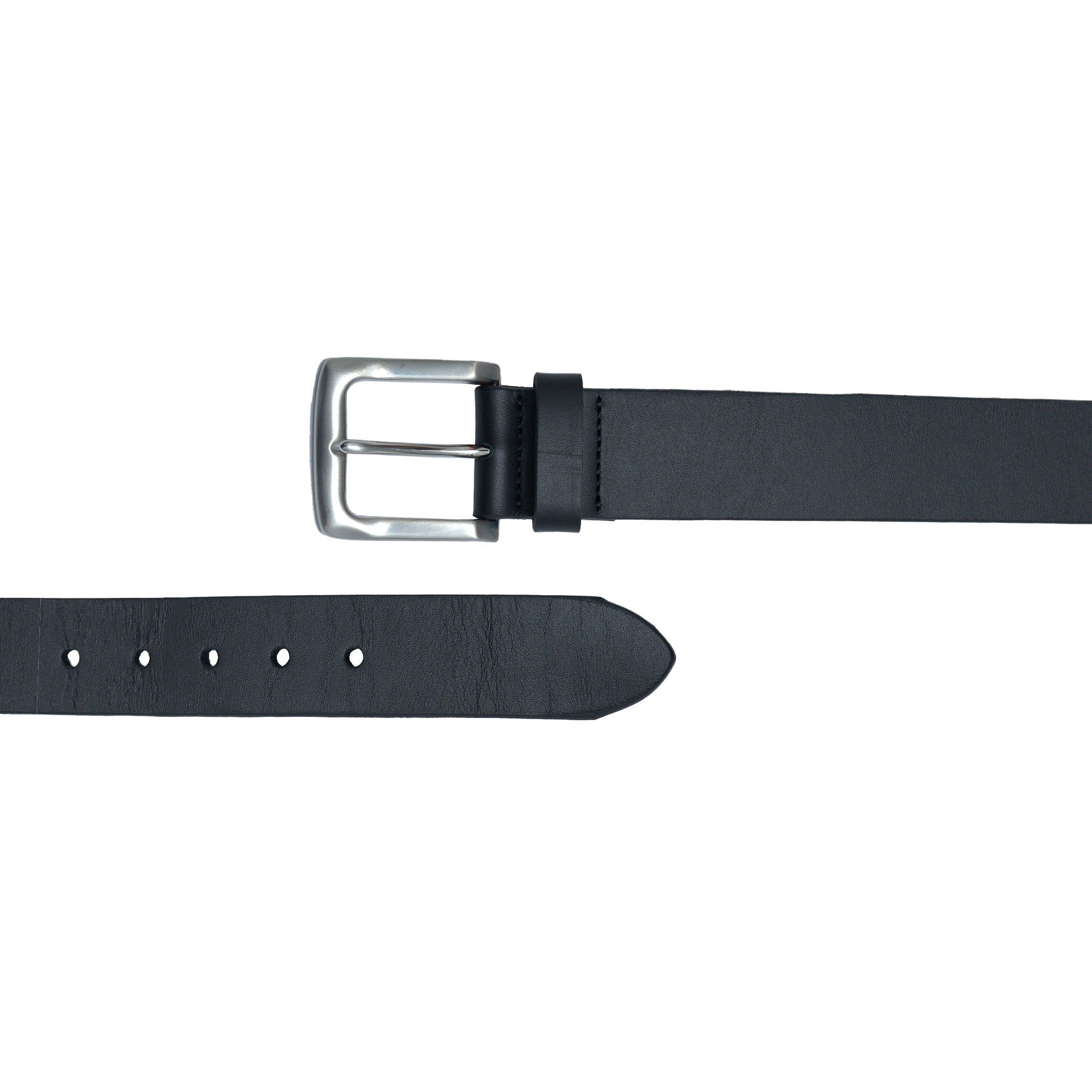 Everyday men’s jeans belt. Sturdy leather design that complements casual wear.