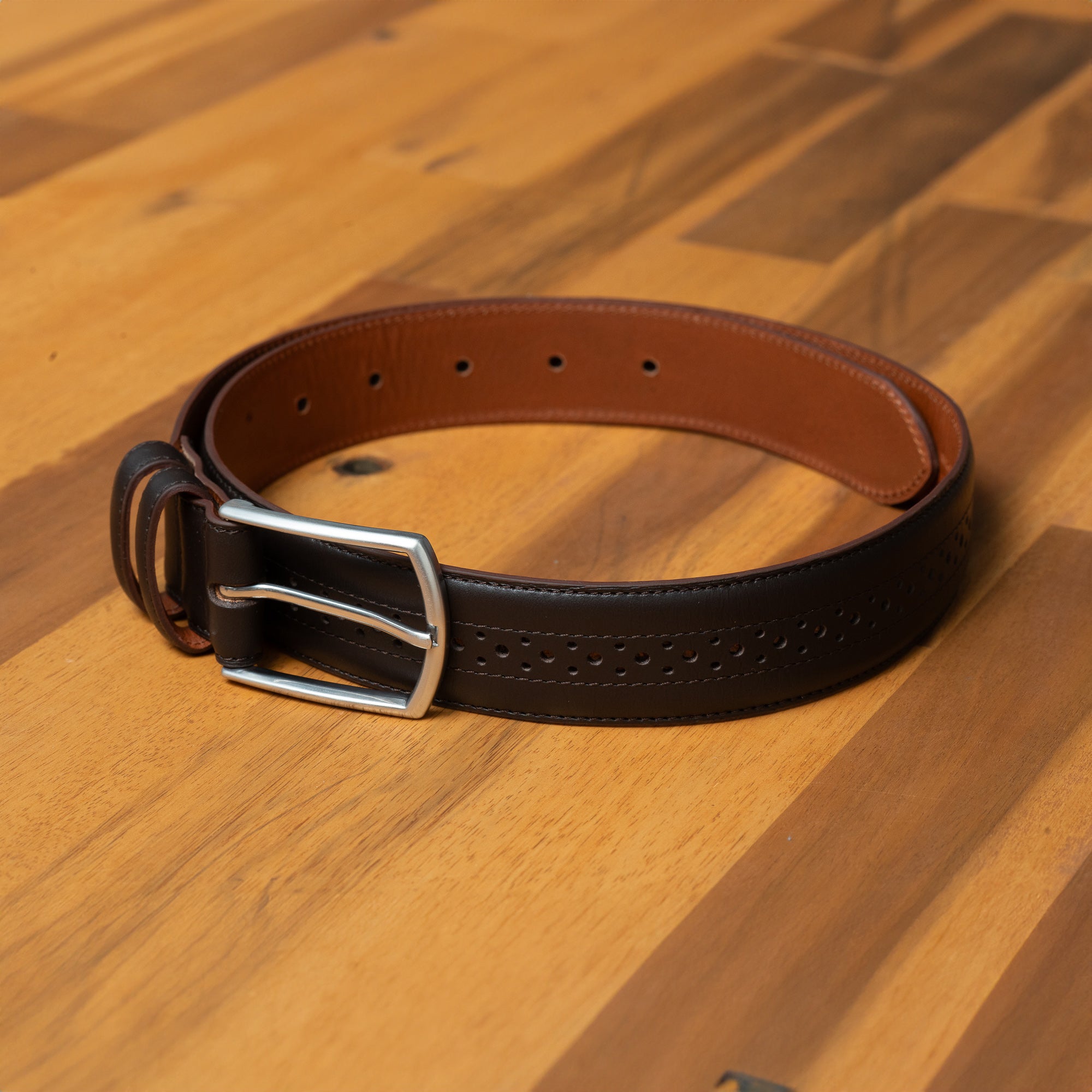 A smart brown belt for men. Brogue details give a classic touch to suits, jeans, and smart casual.