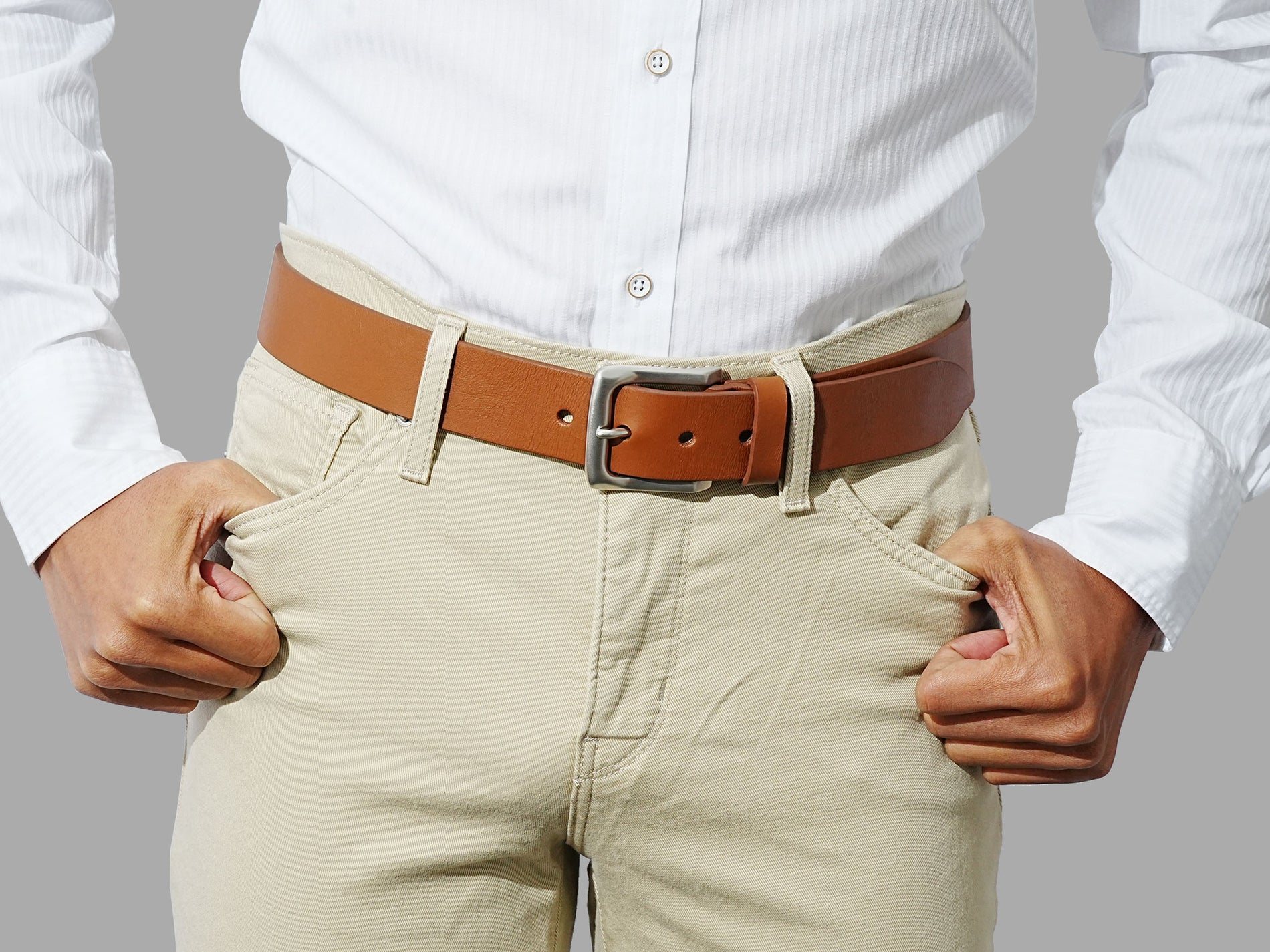 Men’s casual belt in tan leather. Pair it with trousers, chinos, or jeans for daily use.