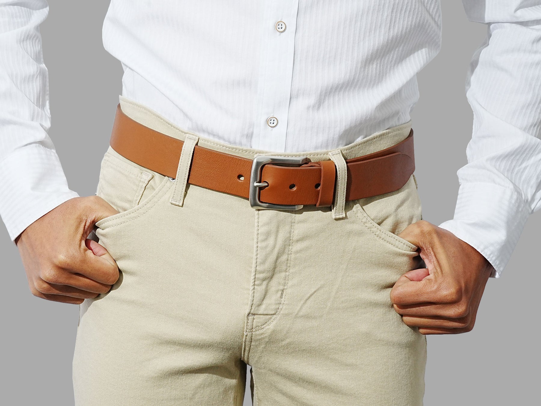 Men’s casual belt in tan leather. Pair it with trousers, chinos, or jeans for daily use.