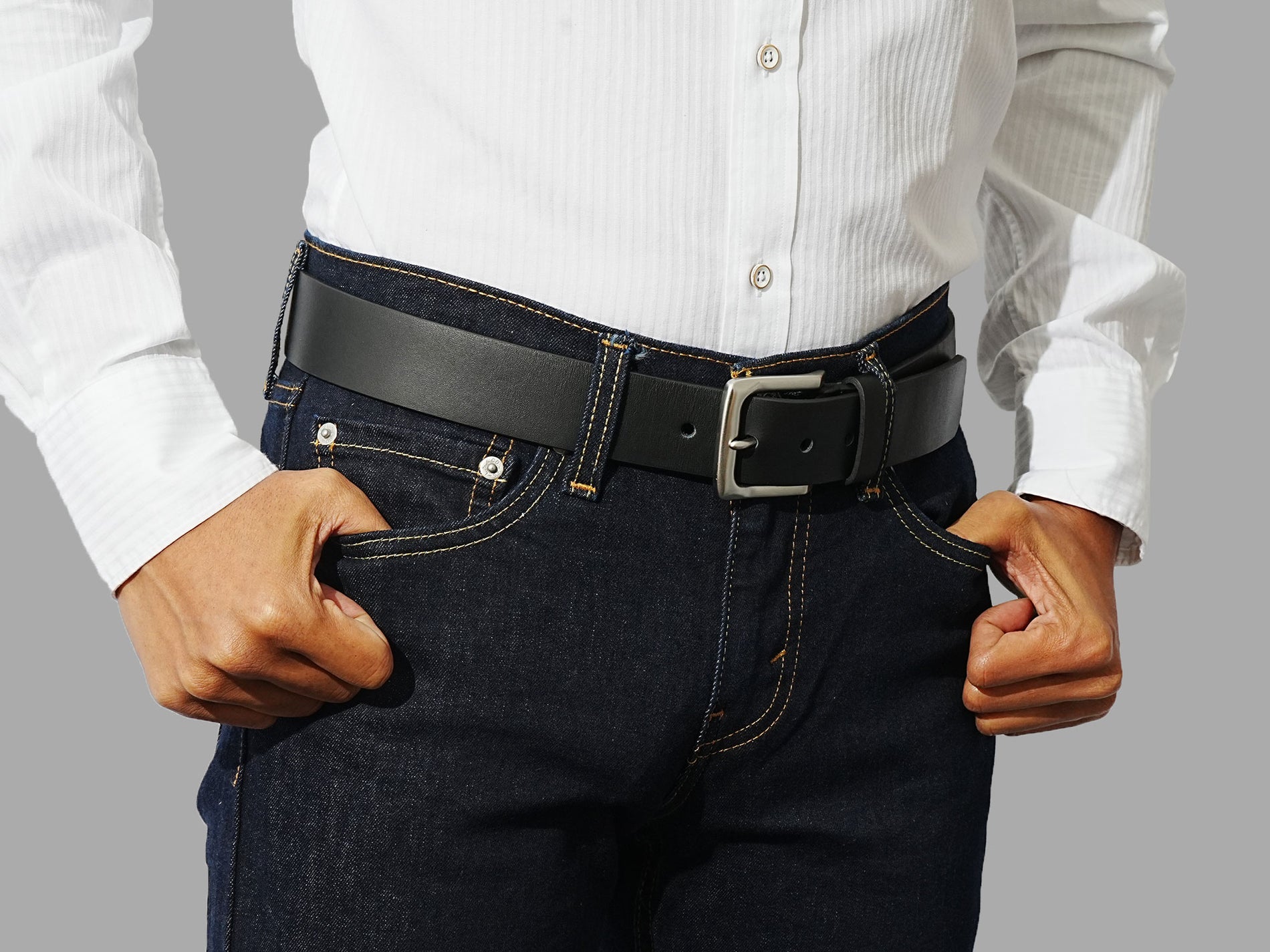 Crafted in Spain, men’s casual leather belts. Best paired with jeans or chinos.