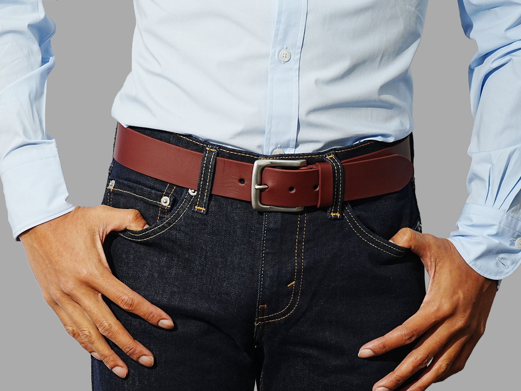 Crafted in Spain, this mens genuine leather belt in burgundy pairs with jeans.