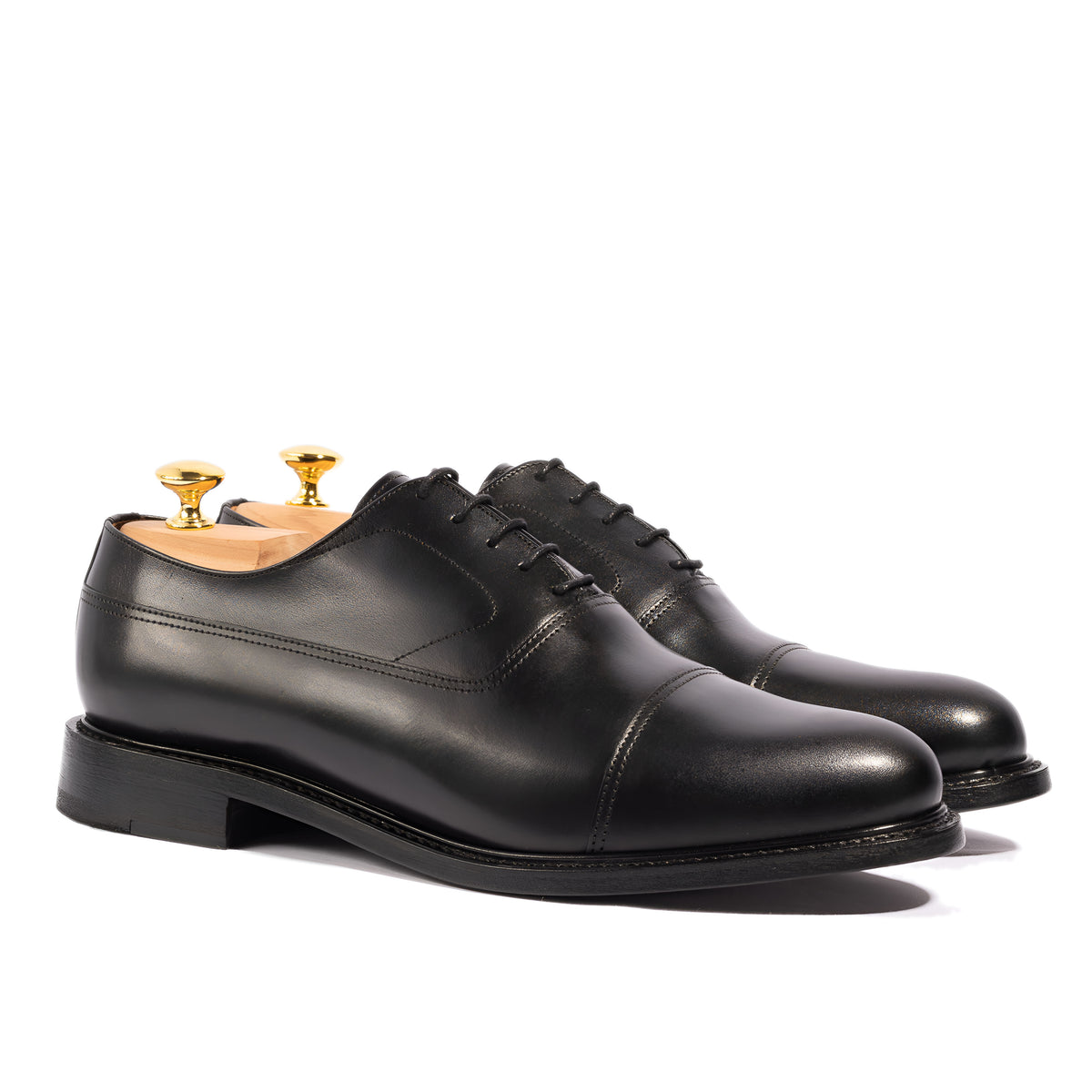 Leather oxford shoes with cap toe crafted using goodyear welted construction