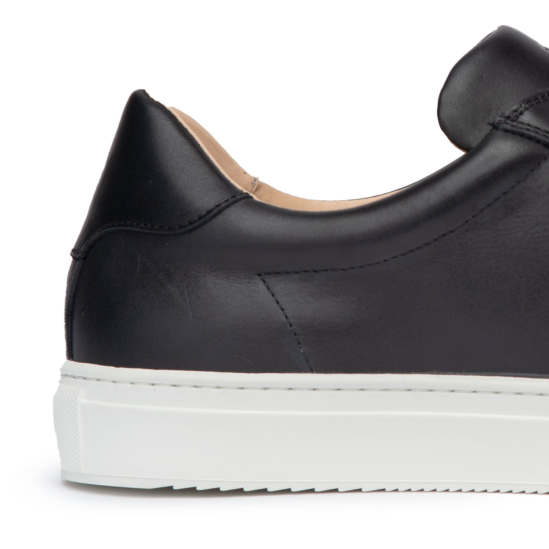 The Vin all season, stylish low top sneakers in black with 100% rubber sole