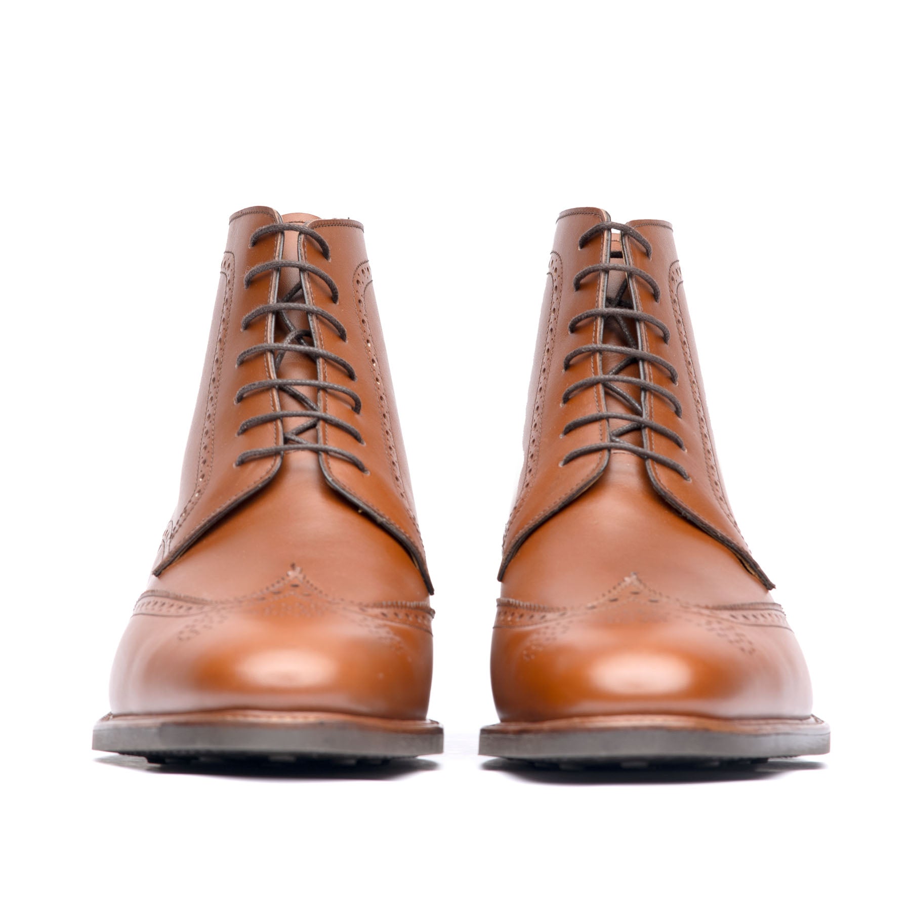 The Outback men’s ankle leather boots, brogue perforation and medallion with patina at the toe cap