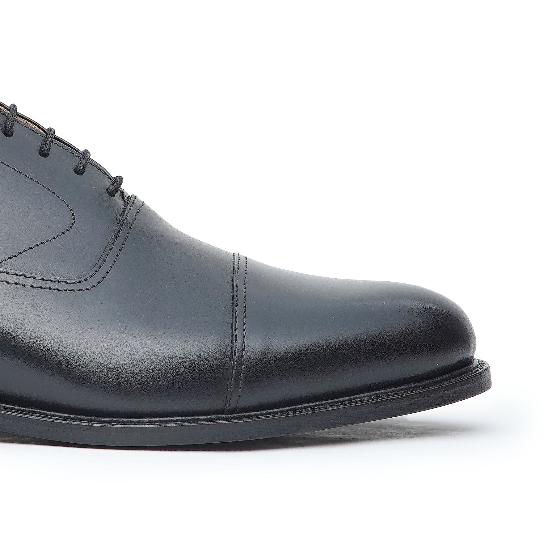 The Oak oxford cap toe shoes made from high quality full grain calfskin leather to age beautifully with time