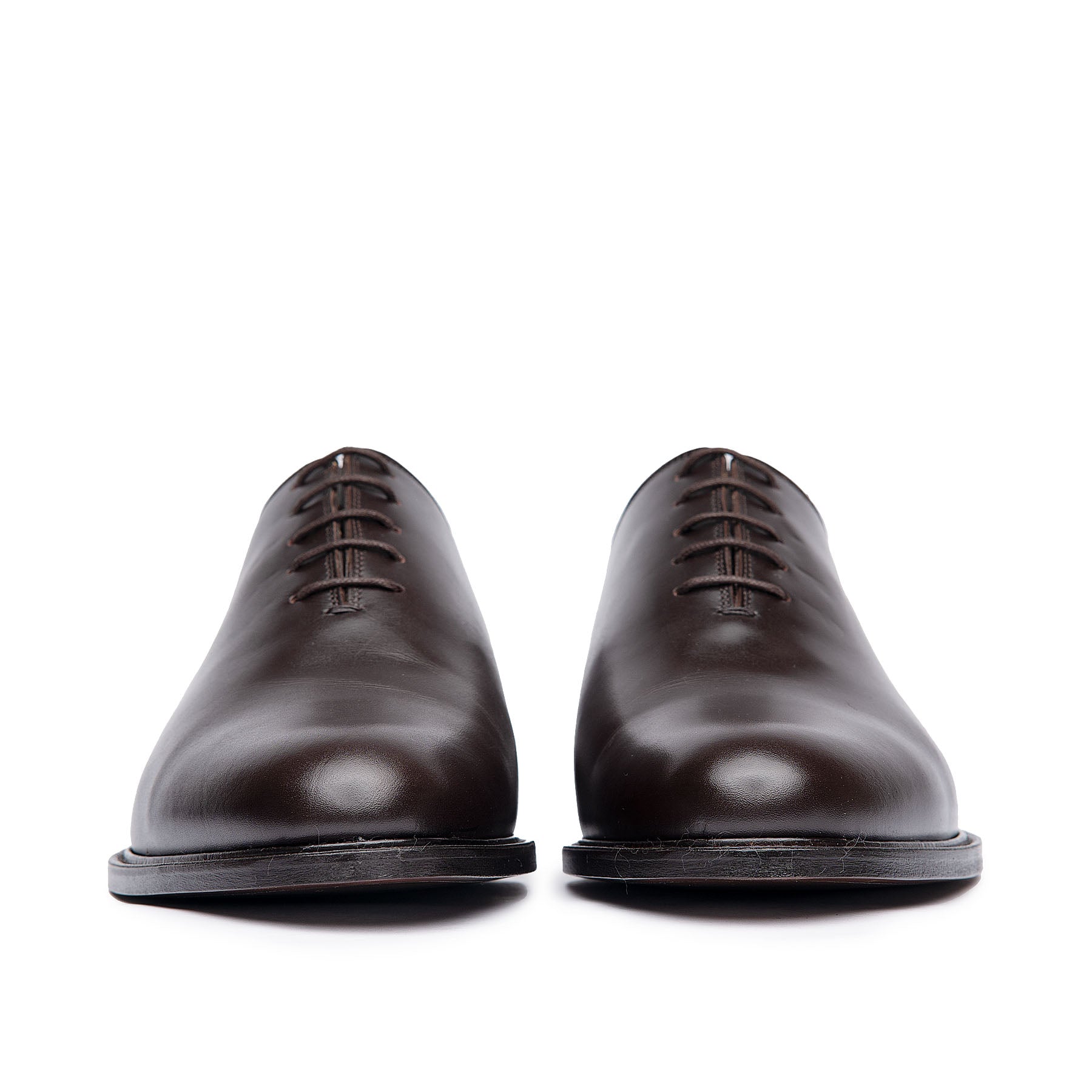 The Kingston brown dress shoes made from calfskin leather with beautiful patina at the top cap.