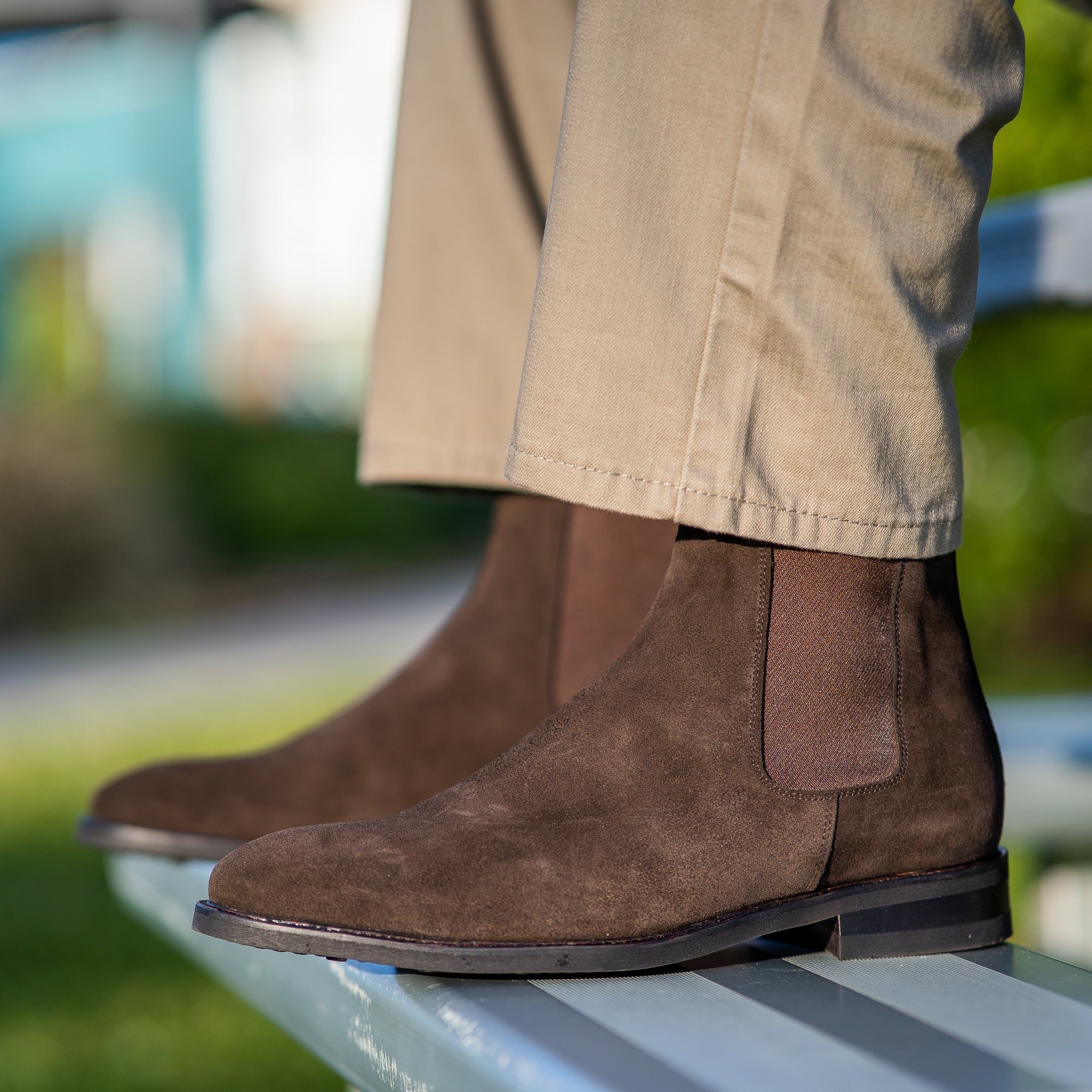 The mens chelsea boots outfit with printed polo shirt for casual styling