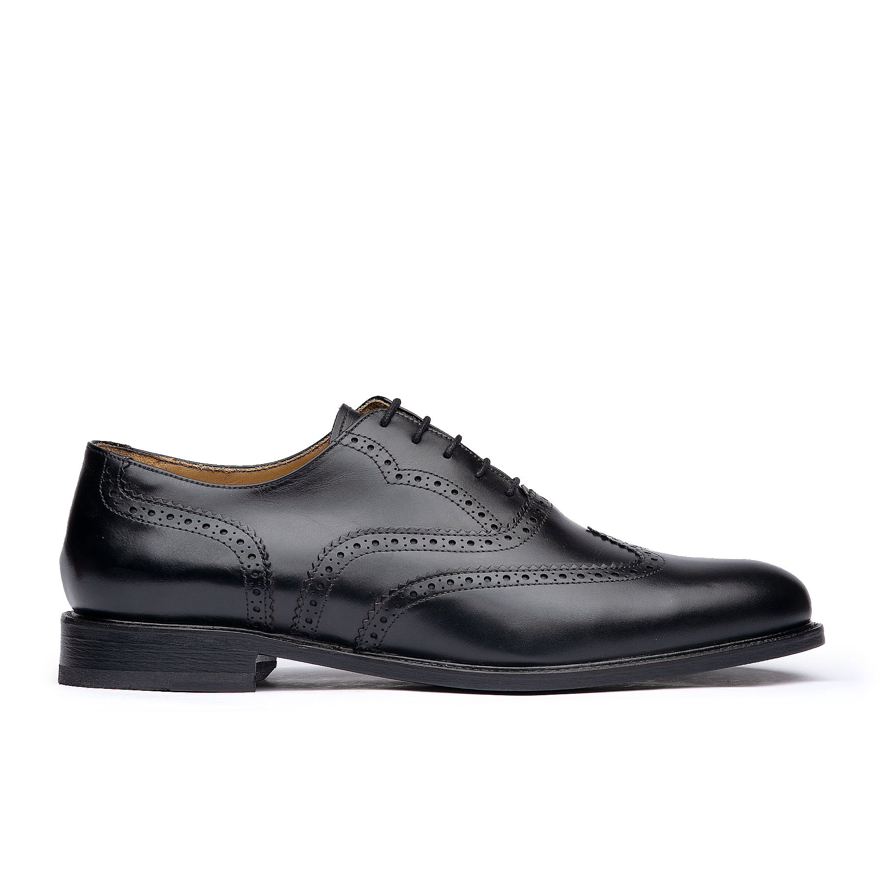 Oxford brogues with wingtip design and 5 lace eyelets for all year weear