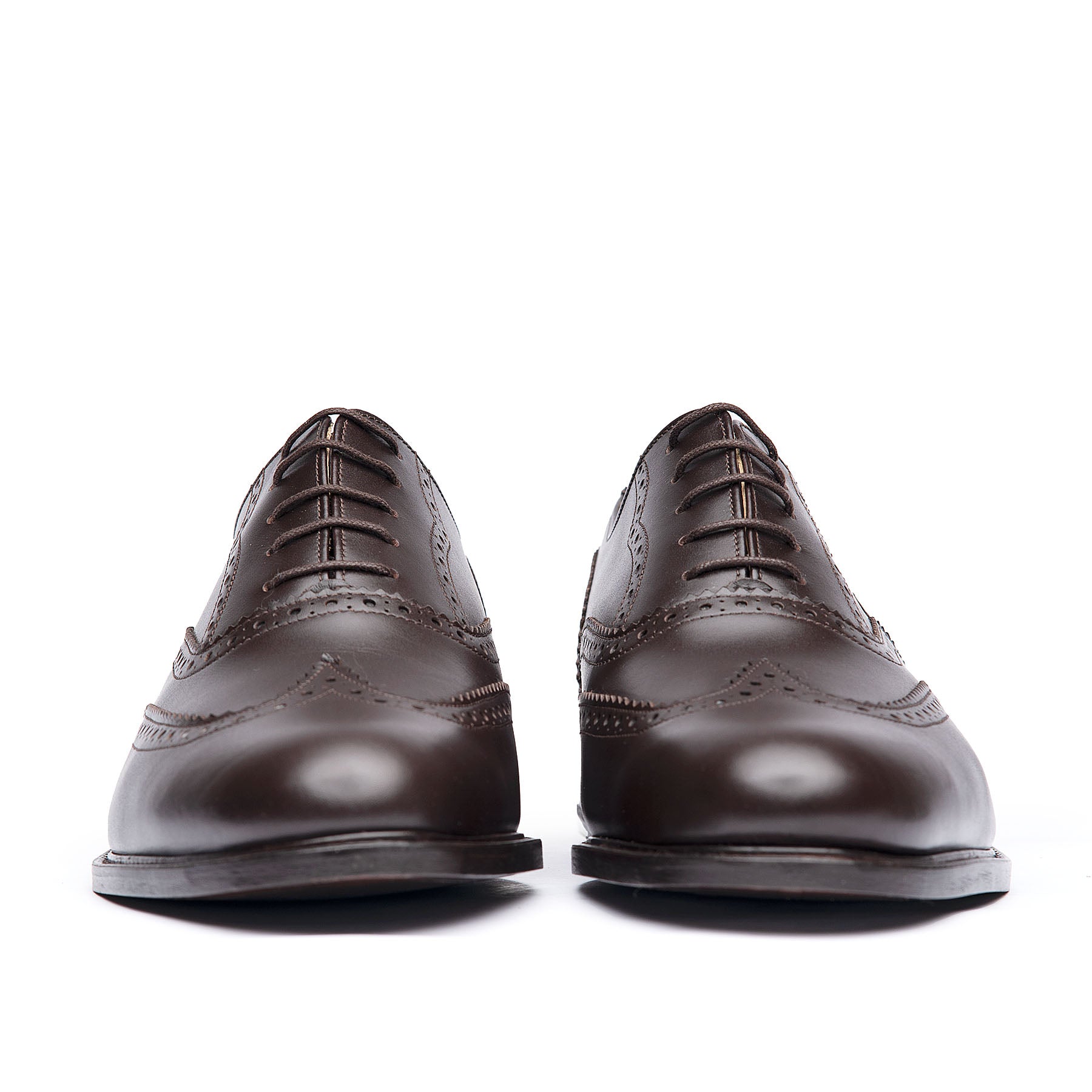 Brown brogue shoes for men with closed lace system with beautiful patina on the full grain leather