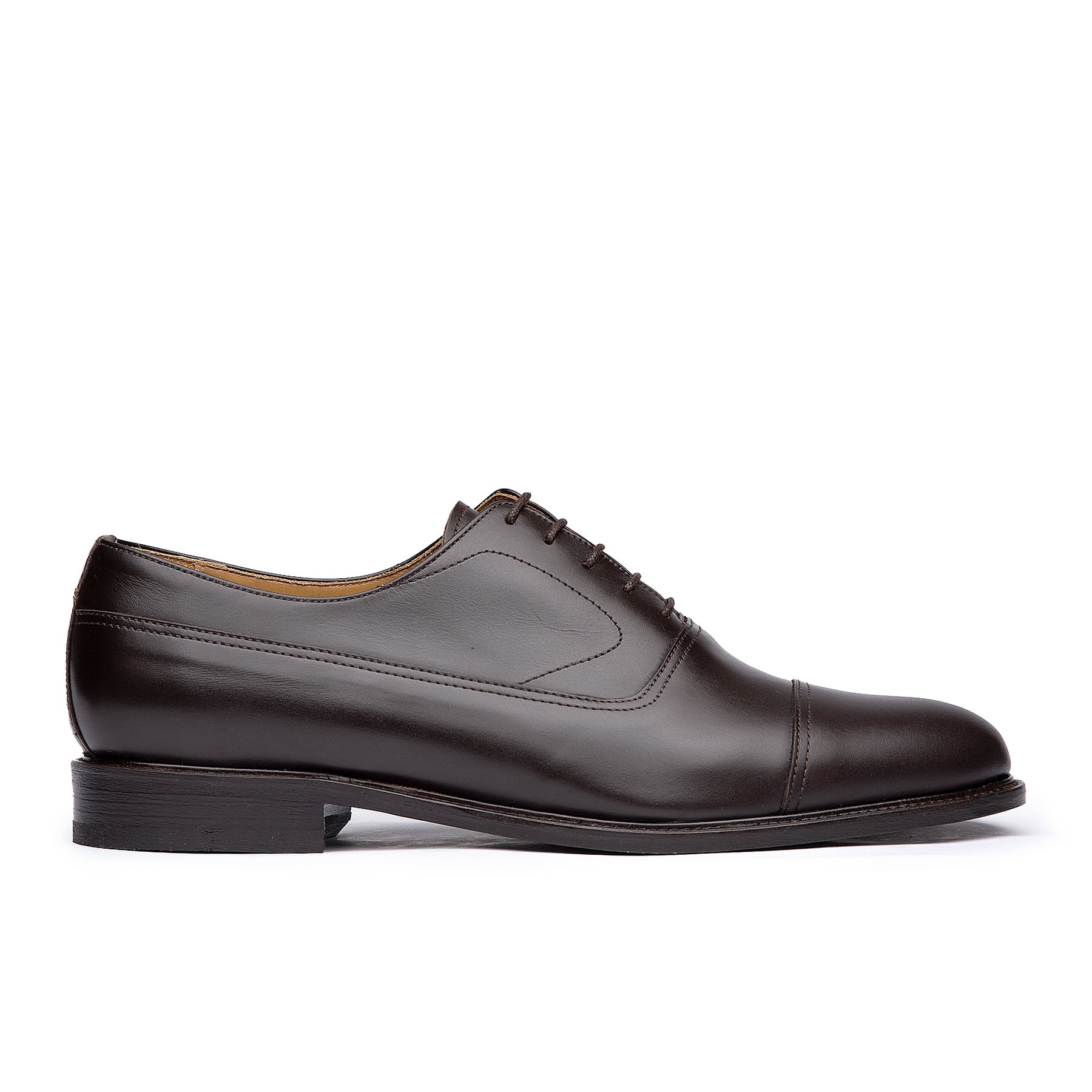 Mens oxford shoes add a touch of warmth and personality to any outfit style