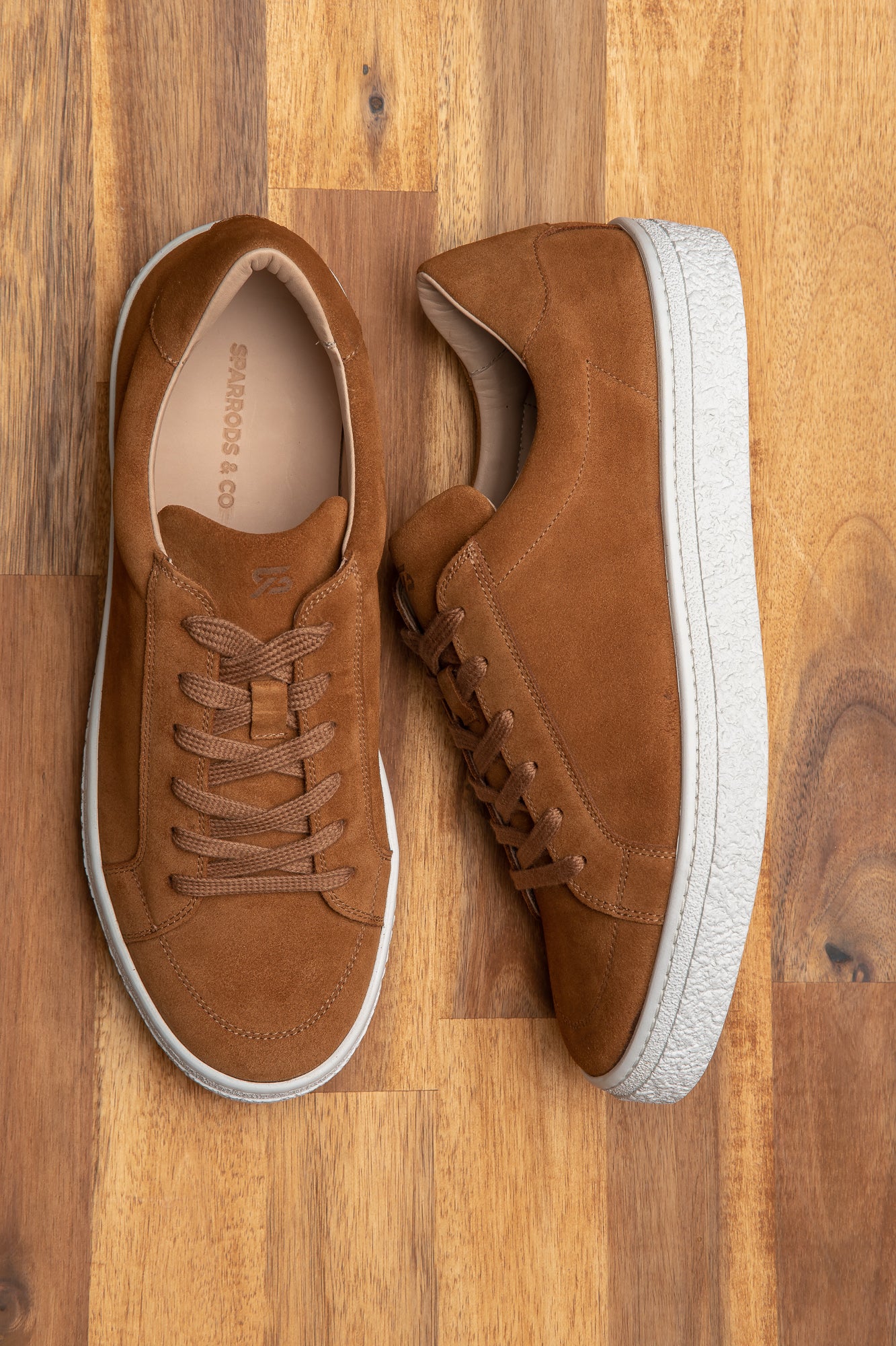 Suede low top sneakers is the best men's shoes for summer